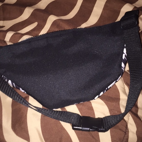 A fanny pack - Picture 4 of 4